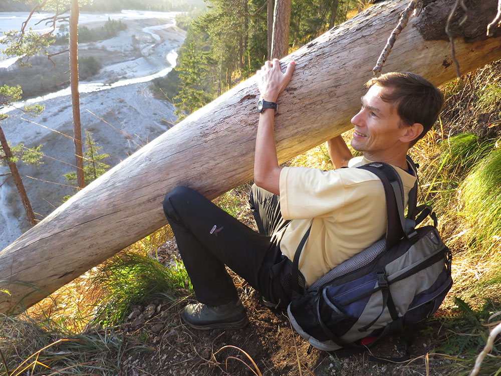 staffel095.jpg - Hier geht man besser unten durch. Der glatte Baum endet wie eine Skisprungschanze über einem Steilabbruch!