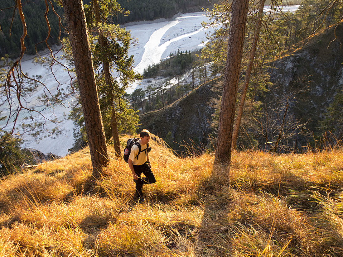 staffel110.jpg - Wir genießen die herrliche Abendsonne, die wie ingenieursmäßig geplant einen Bergrücken herunterrollt bis zum Boden.