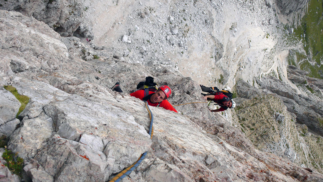 P1010388.JPG - Hier sieht man fein, wie pfeilgrad es nach oben bzw. unten geht. Die zwei Punkte unten sind Kletterer am Einstieg der Route. Das sind jetzt ungefähr schon 120m.