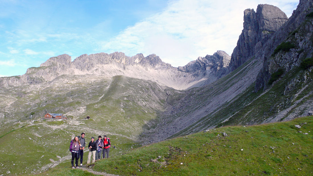 wolfebner01.jpg - Die Hermann von Barth Hütte mit der Wolfebnerspitz (rechts). Davor ein Trio quietschvergnügter Allgäuerinnen und zwei "Zuagroaste" Allgäuer.